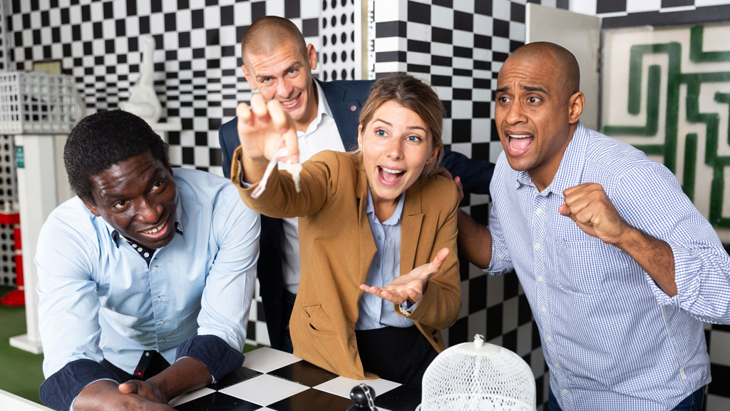 Équipe de collègues sortant d'un escape game avec expressions de satisfaction