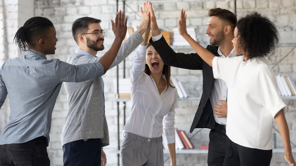 Manager animant un débriefing avec son équipe dans un espace de coworking